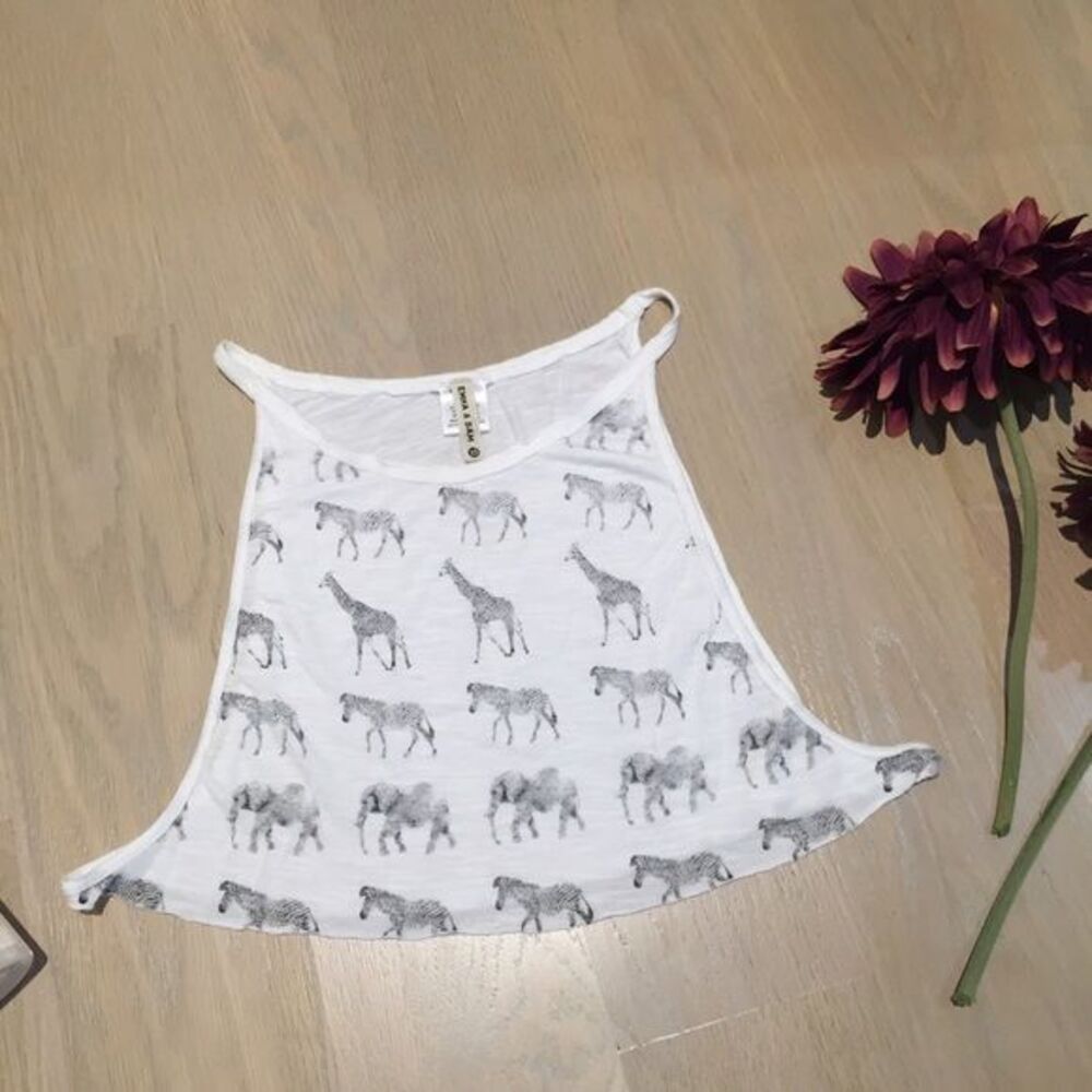 LF XS animal print cropped top!🐘🐅🐂Never worn! - Picture 2 of 4